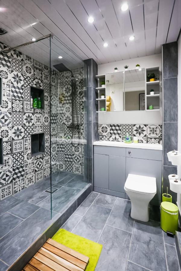 Funky City Apartment - Secure Parking - Wifi - Sleeps 6 - No Parties Belfast Exterior foto