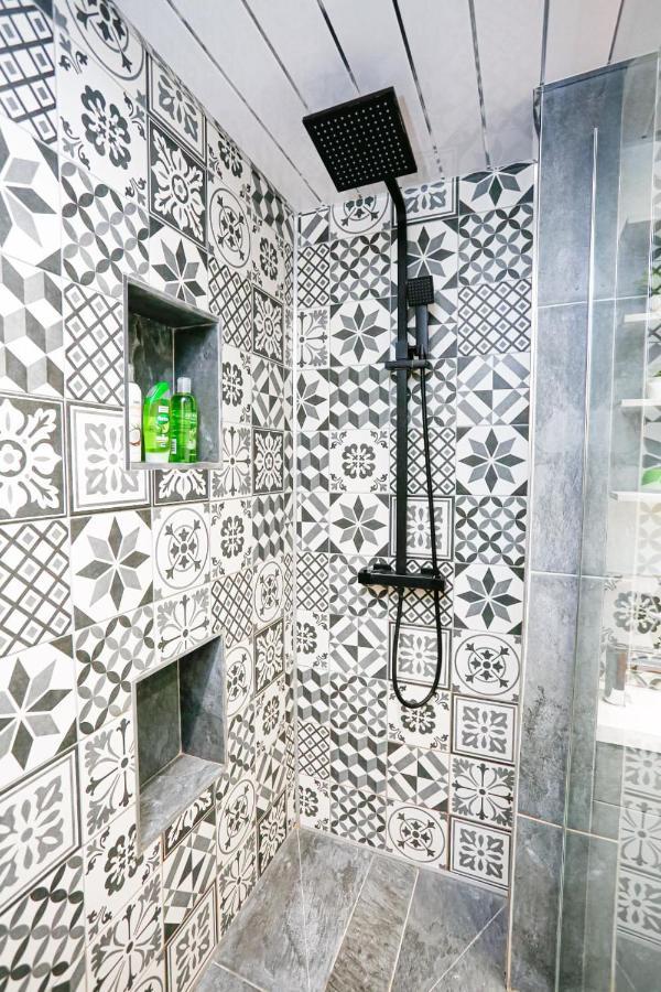 Funky City Apartment - Secure Parking - Wifi - Sleeps 6 - No Parties Belfast Exterior foto
