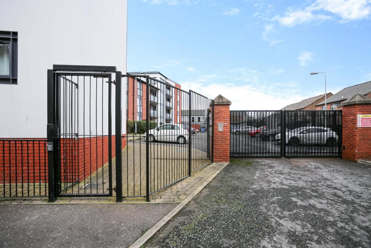 Funky City Apartment - Secure Parking - Wifi - Sleeps 6 - No Parties Belfast Exterior foto
