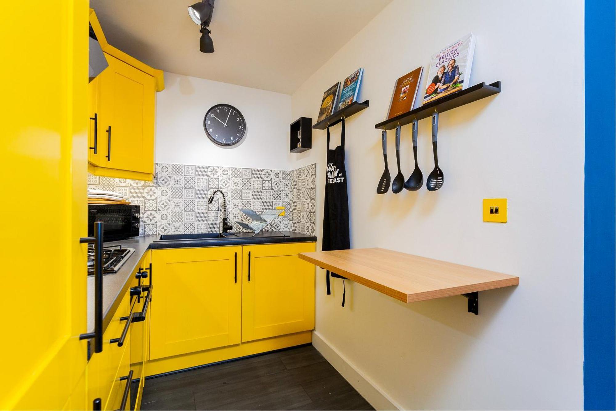 Funky City Apartment - Secure Parking - Wifi - Sleeps 6 - No Parties Belfast Exterior foto